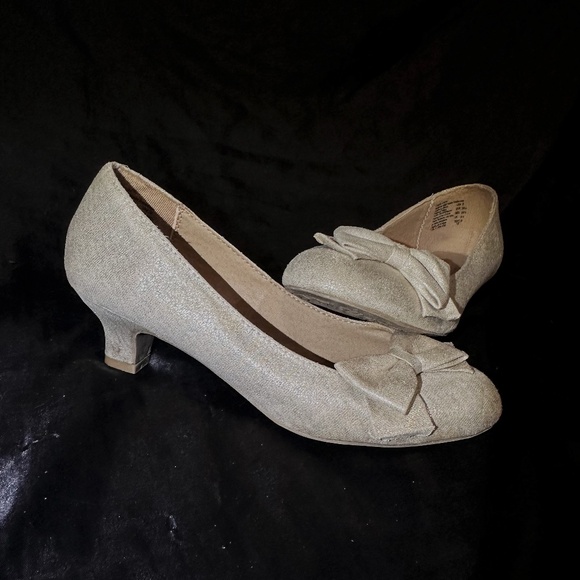 American Eagle Light Gold Glitter Bow Heels Size 6 - Picture 1 of 6